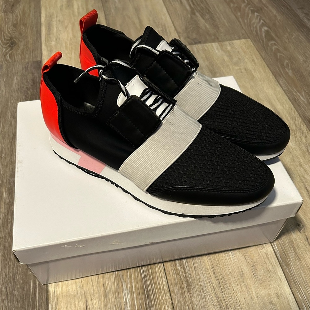 STEVE MADDEN SNEAKERS